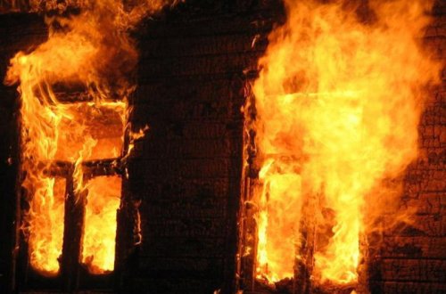 Sumqayıtda 5 otaqlı ev yandı