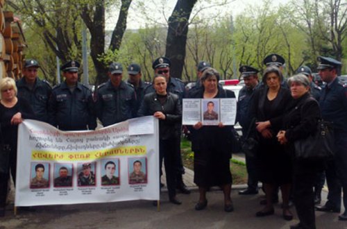 Erməni əsgərlərinin anaları: 