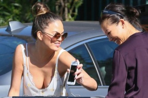 Gecə paltarında marketə getdi, hər kəsin diqqətini çəkdi - FOTO