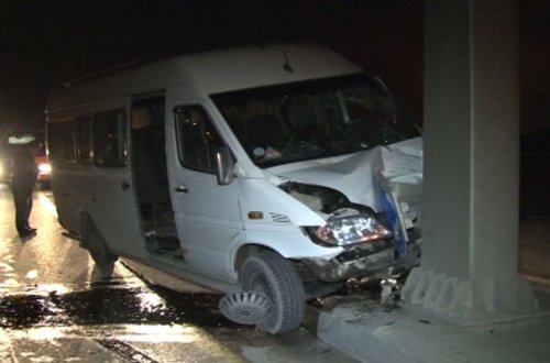 Bakıda mikroavtobus dirəyə çırpıldı - Foto