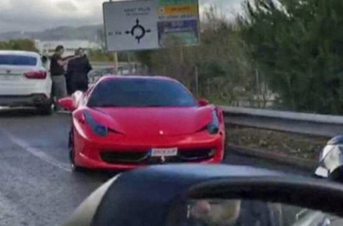Məşhur futbolçu “Ferrari”si ilə qəza keçirdi - Fotolar