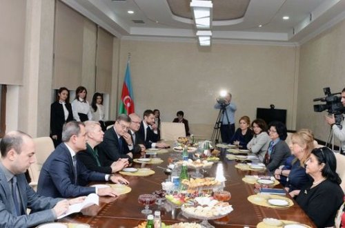 Rusiyalı nazir Bakıda məktəb direktorları ilə görüşüb