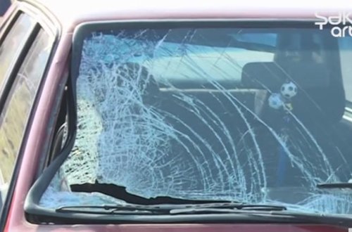 Maşın yolu keçmək istəyən qadını vurdu