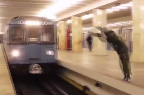 Metroda faciə - Gənc oğlan özünü qatarın altına atdı - VİDEO
