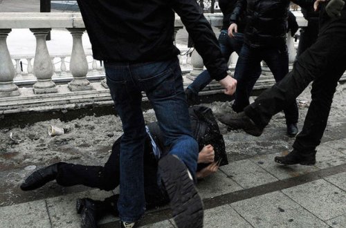 Bakıda kişini küçənin ortasında döyə-döyə öldürdülər