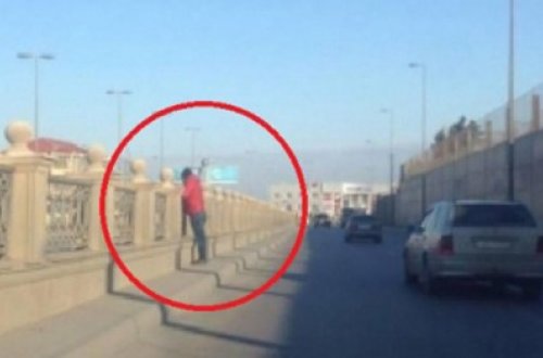 Bakıda körpüdə dayanan bu şəxs sürücüləri güdüb polisə xəbər verir - FOTOLAR