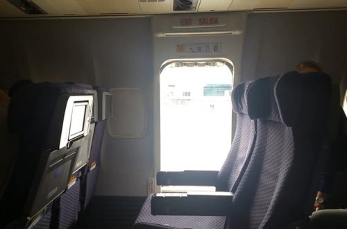 Qadın sərnişin özünü təyyarədən yerə atdı