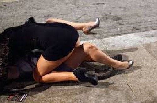 Qız döyüşünü ayırarkən əvvəl bir düşünmək lazımdır ....VIDEO