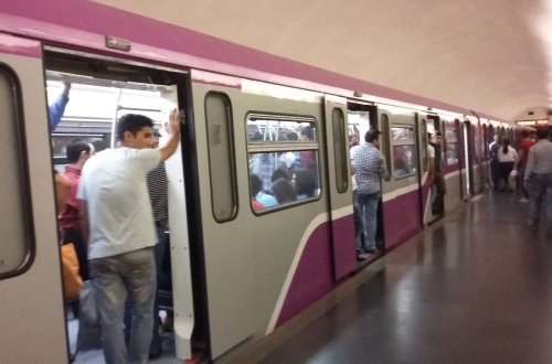 Metroda dəhşətli hadisə - Kişi özünü qatarın altına atdı