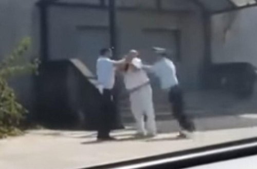 Sürücü iki yol polisini belə döydü - VİDEO