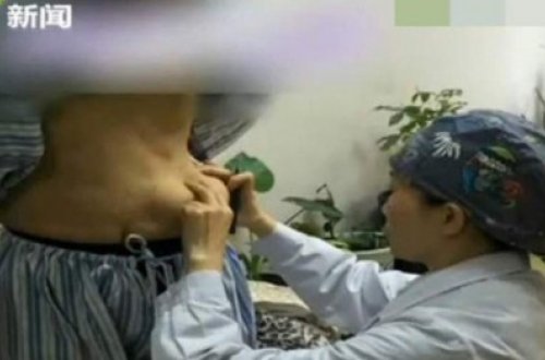 Qadının sinələri qarnına düşdü - FOTOLAR