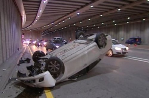 Bakıda qadın polis maşını aşırdı: 3 yaralı var