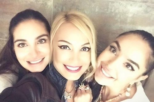 Azərbaycanlı müğənni prezidentin qızları ilə - FOTO