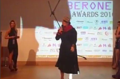 Elza mükafat mərasimində elə hərəkət etdi ki ... - VİDEO