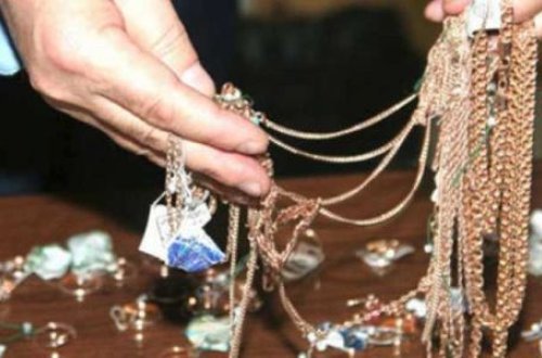 Bərdə sakininin evindən qızıl əşyaları oğurlandı