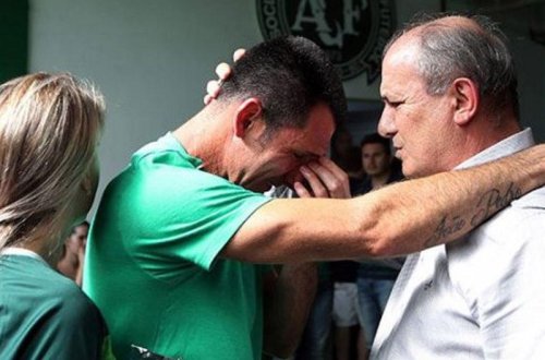 Futbolçuları təyyarə qəzasında ölən klubun qapıçısı karyerasını başa vurdu