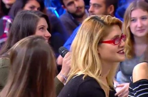 Gənc qız ailəsini aldatdığını etiraf etdi - video