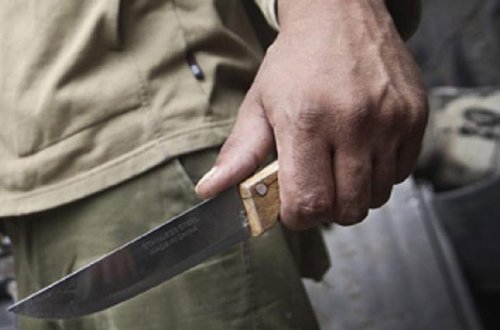 28 yaşlı oğlanı yeznəsi bıçaqladı