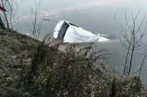 Avtobus gölə düşdü: 18 ölü