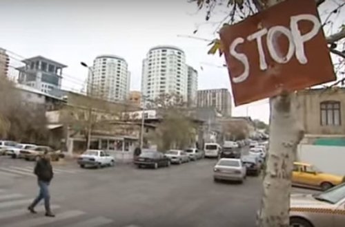 Bakıda sürücüləri çaşdıran taxta yol nişanı – VİDEO