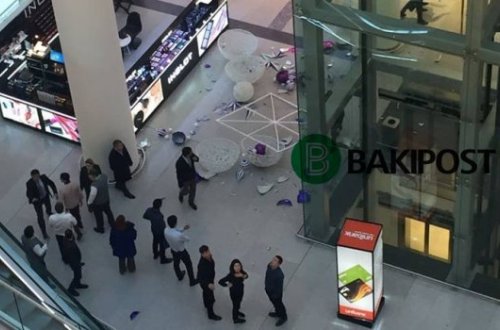 “Gənclik Mall”da həyəcan - Tavandakı nəhəng şarlar yerə düşdü- FOTOLAR