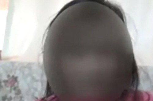 Müəllim şagirdlərə əqrəb yedirtdi - VİDEO