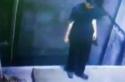 Liftdə FACİƏ: başı telefona qarışan şəxs unutdu ki... - VİDEO