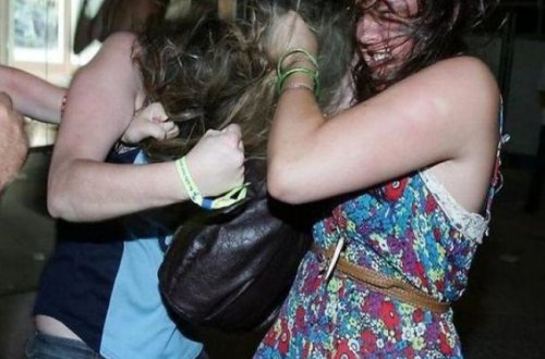 Bakıda DAVA: Qadınlar gözəllik salonunda qırğına çıxdı