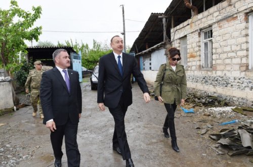 Prezident ermənilərin ziyan vurduğu evlərə baş çəkdi