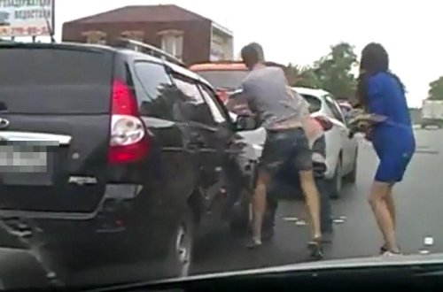 Yolda sürücülər arasında DAVA DÜŞDÜ: heç kim ayırmadı - VİDEO