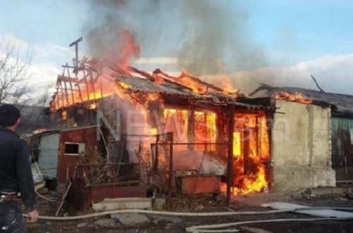 Ermənistanda ruhi xəstə 5 evi yandırdı - FOTOLAR