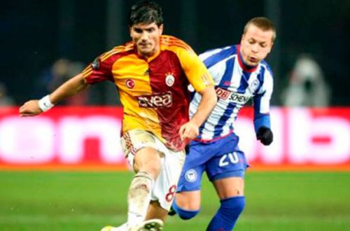 Türk futbolçu rəqib oyunçuları döydü - Video