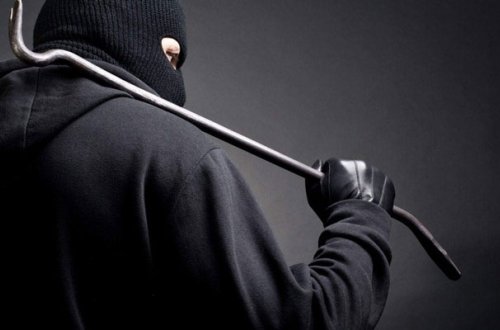 Bakıda maskalılar evə basqın etdi - Ev yiyəsi özünü bıçaqladı