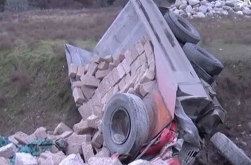 “Kamaz” aşdı - Sürücü ağır yaralandı+Video