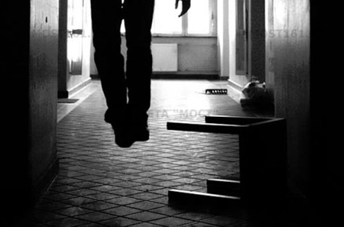 Gənc özünü asdı, anası son anda... - Bakıda