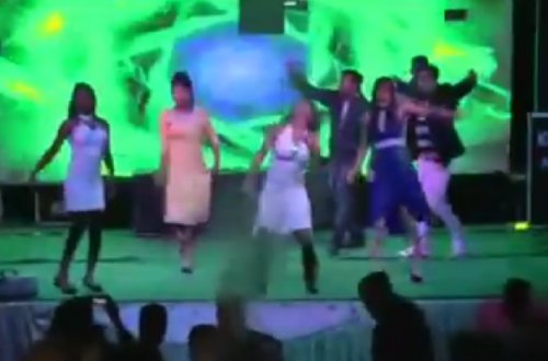 Siyasətçinin oğlu rəqqasəni tüfənglə öldürdü - Toyda + VİDEO