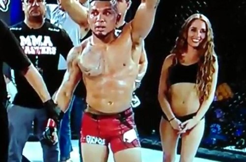 Model həyatının şokunu yaşadı: idmançının yumruğuna tuş gəldi - VİDEO