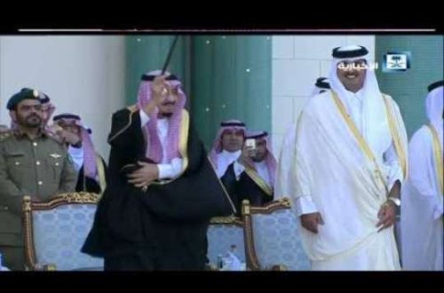 Səudiyyə kralı camaat qarşısında belə rəqs etdi - VİDEO