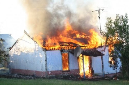 Sabunçuda ev yanıb