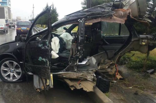 Bakıda möcüzə kimi qəza — BMW X5 iki yerə bölündü, ölən olmadı + FOTOLAR