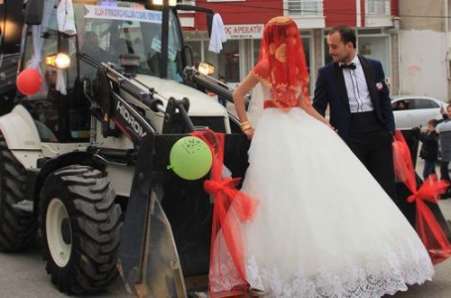 Gəlini şadlıq evinə traktorla gətirdilər - VİDEO - FOTOLAR