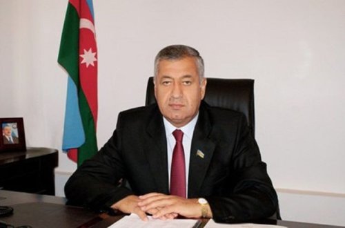 Vahid Əhmədov: Banklar “qara bazar”a dolları özləri çıxarır