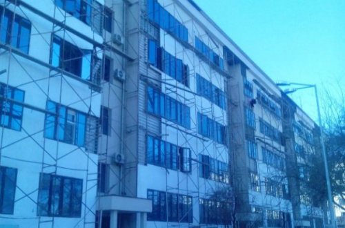 Damı yanan binanın tüstüsü hələ də çəkilmir