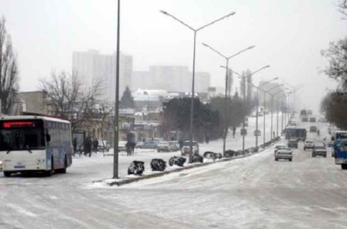 Bakıda yollar buz bağlayıb - Tıxac var
