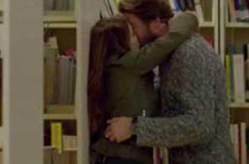 Türkiyə kitabxanadakı bu öpüşmə səhnəsindən danışır - VİDEO