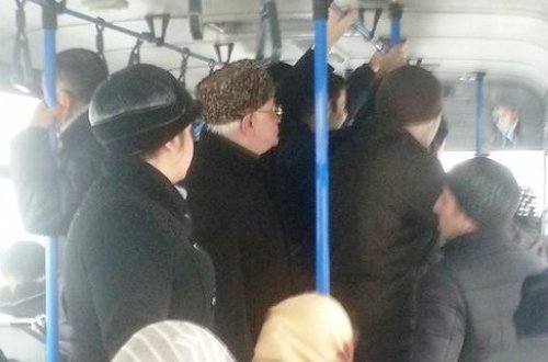 Azərbaycanın eks müdafiə naziri avtobusda - FOTO