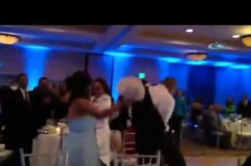 Toyda bəy gəlinə təpik atdı - video