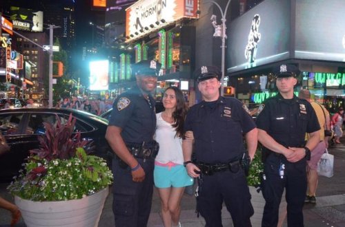 ANS-in aparıcısı polislərin əhatəsində - FOTO