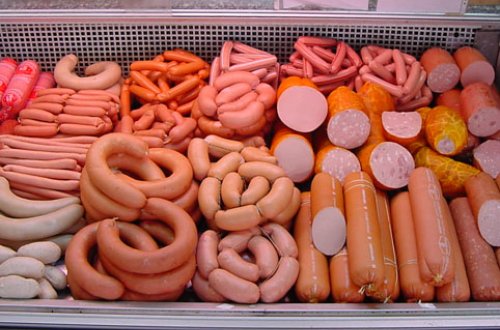 Kolbasaya qatılanlar sizi şok edə bilər: peyin, milçək sürfəsi...