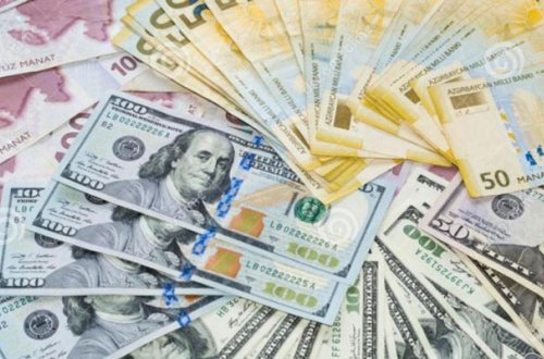 Bakıda qadın kişiyə 103 000 manat, 95 000 dollar “atdı”